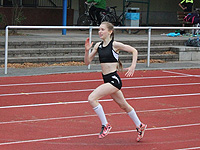 Premiere im Hindernislauf: Lucia Hemeling vom SV Motor Eberswalde